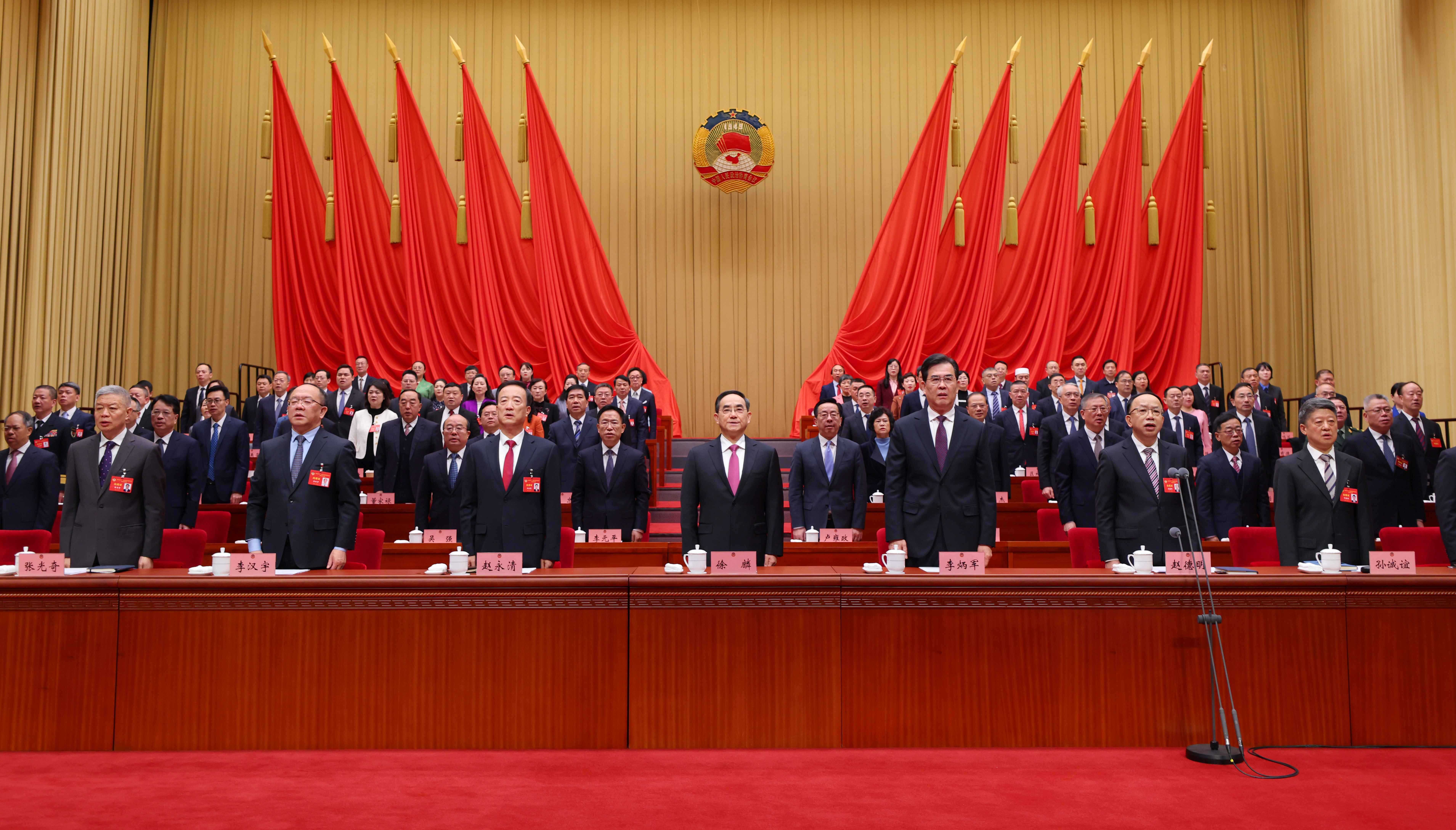 (2)全体起立,高唱中华人民共和国国歌。贵州日报天眼新闻记者 杜朋城 摄.jpg